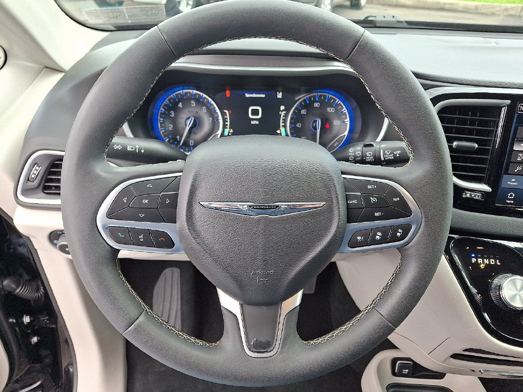 Used 2024 Chrysler Pacifica Touring-L FWD image 20