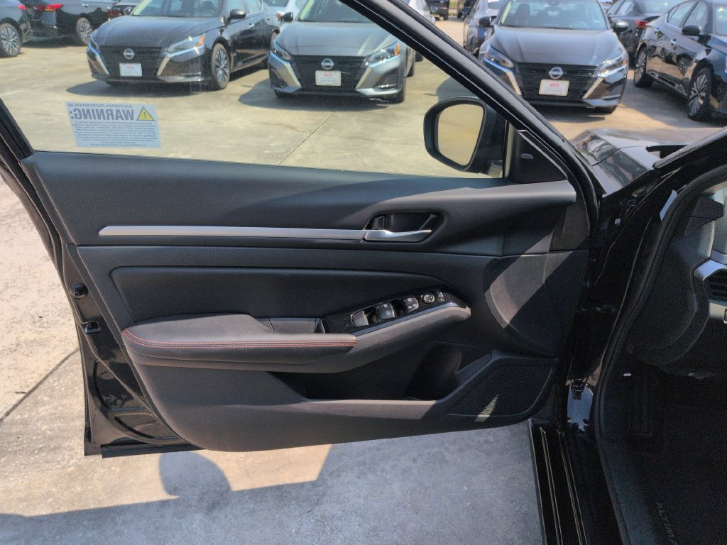 Used 2025 Nissan Altima 2.5 SR AWD/4WD image 9