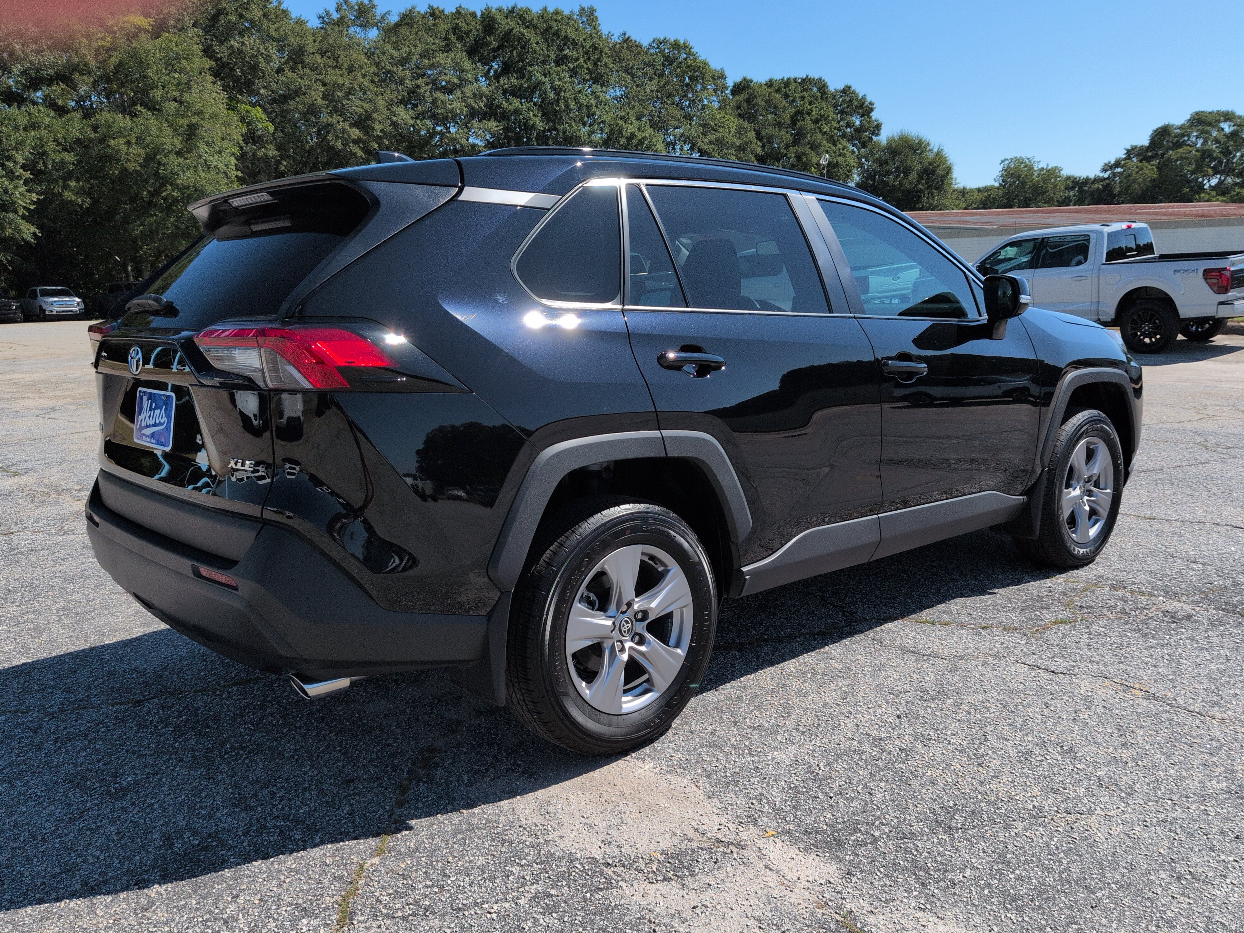 Used 2025 Toyota RAV4 XLE w/ Convenience Package FWD image 3