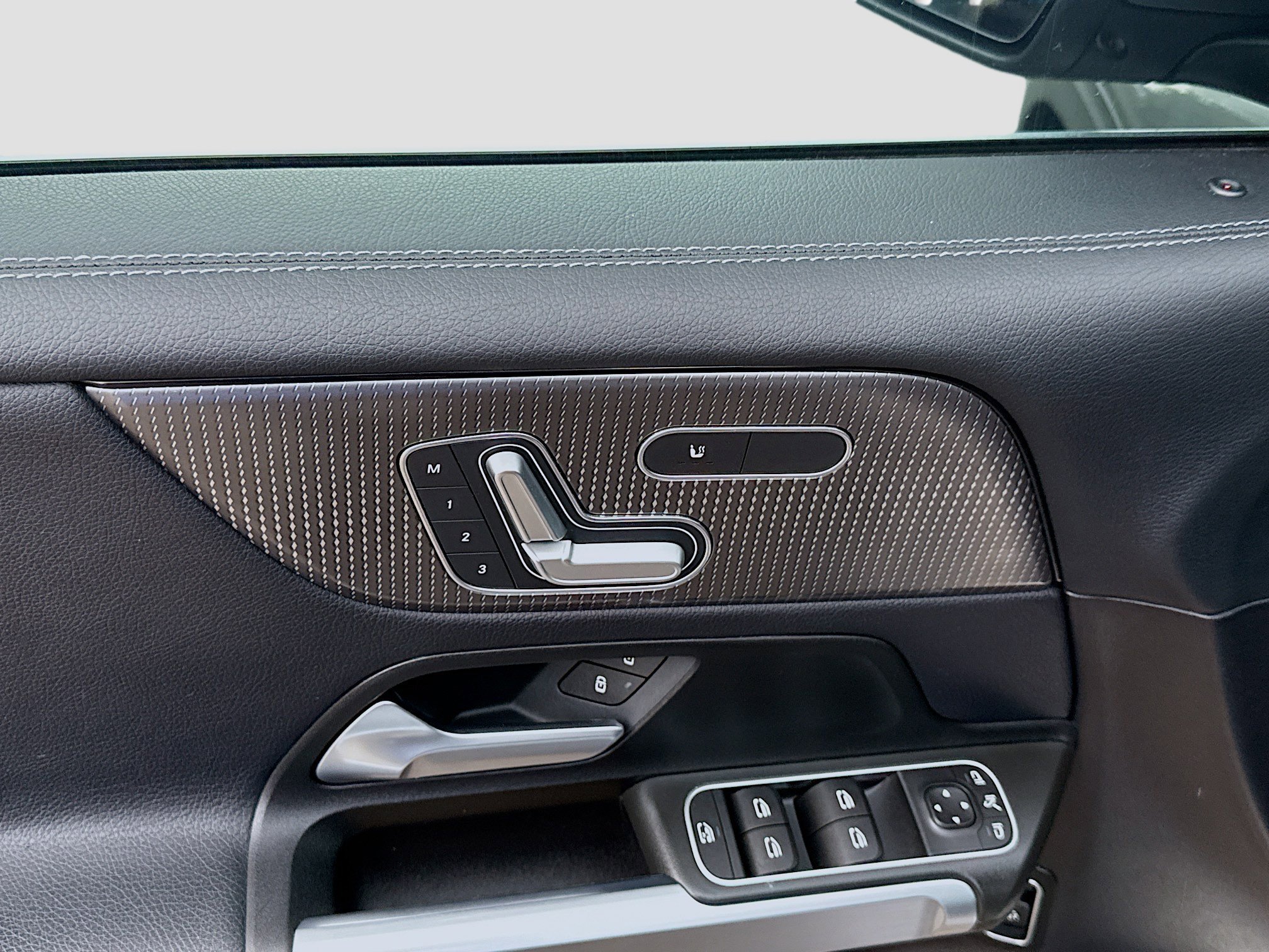 Used 2021 Mercedes-Benz GLB 250 4MATIC w/ Premium Package image 15