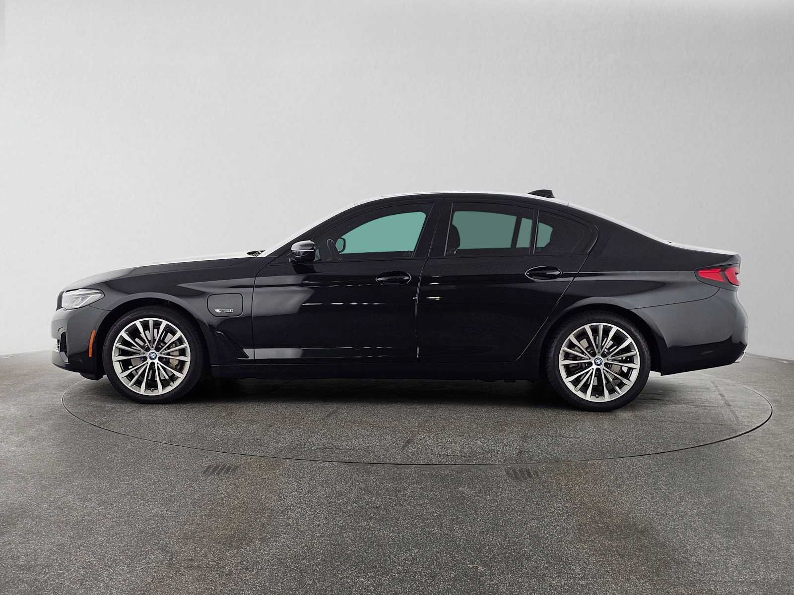 Used 2023 BMW 530e w/ Premium Package RWD image 2