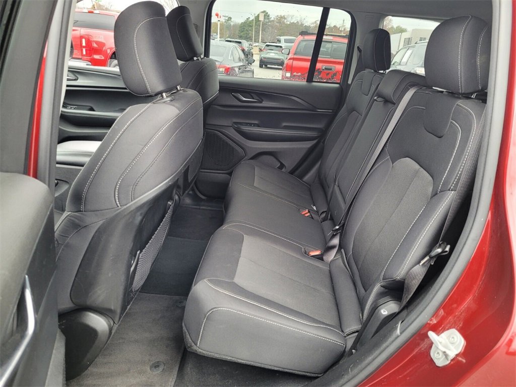 Used 2024 Jeep Grand Cherokee Laredo image 6