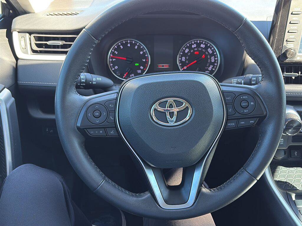 Used 2021 Toyota RAV4 XLE Premium FWD image 9