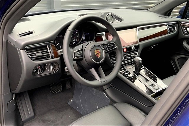 New 2025 Porsche Macan image 4