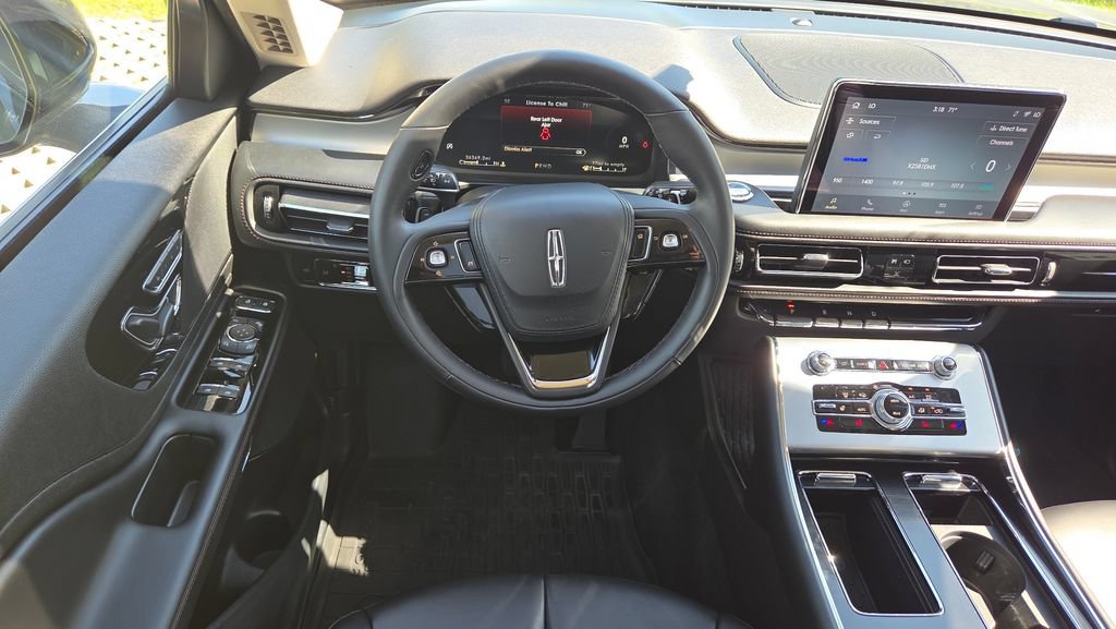 Used 2023 Lincoln Aviator AWD w/ Premium Package image 18