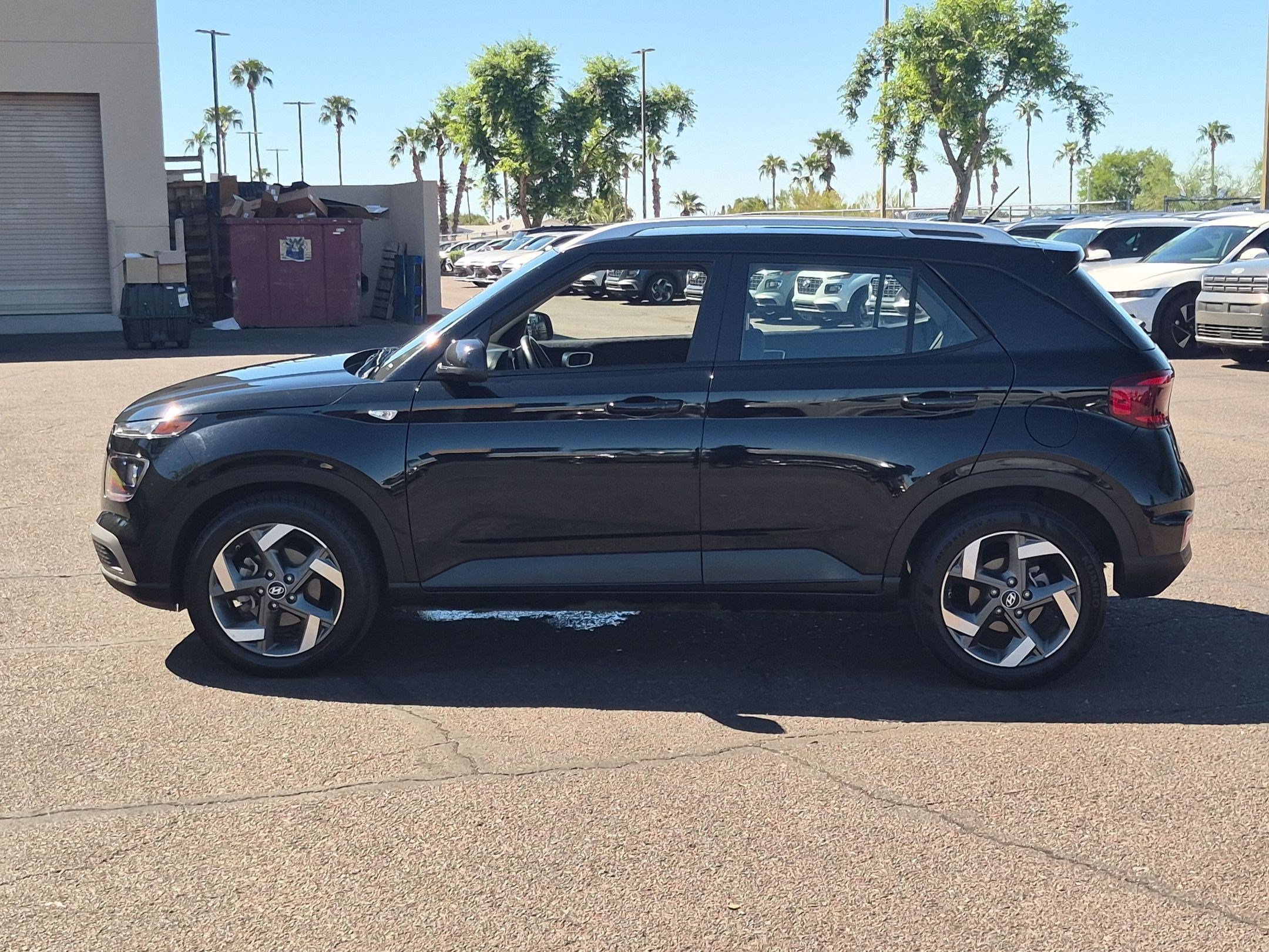 Used 2025 Hyundai Venue SEL FWD image 9