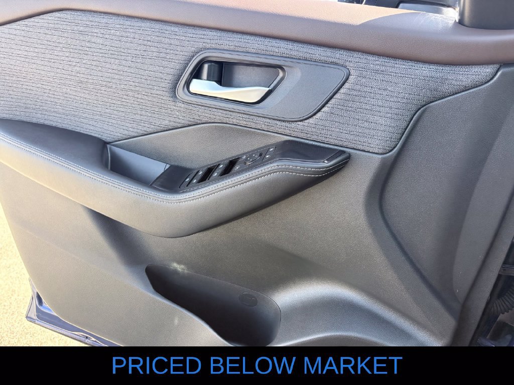 Used 2023 Nissan Rogue SV FWD image 12