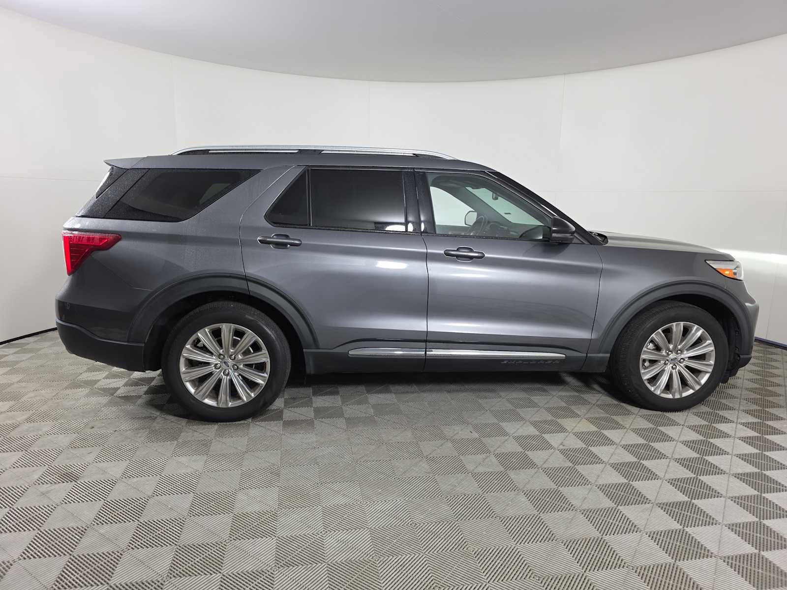 Used 2022 Ford Explorer Limited w/ Equipment Group 301A image 9