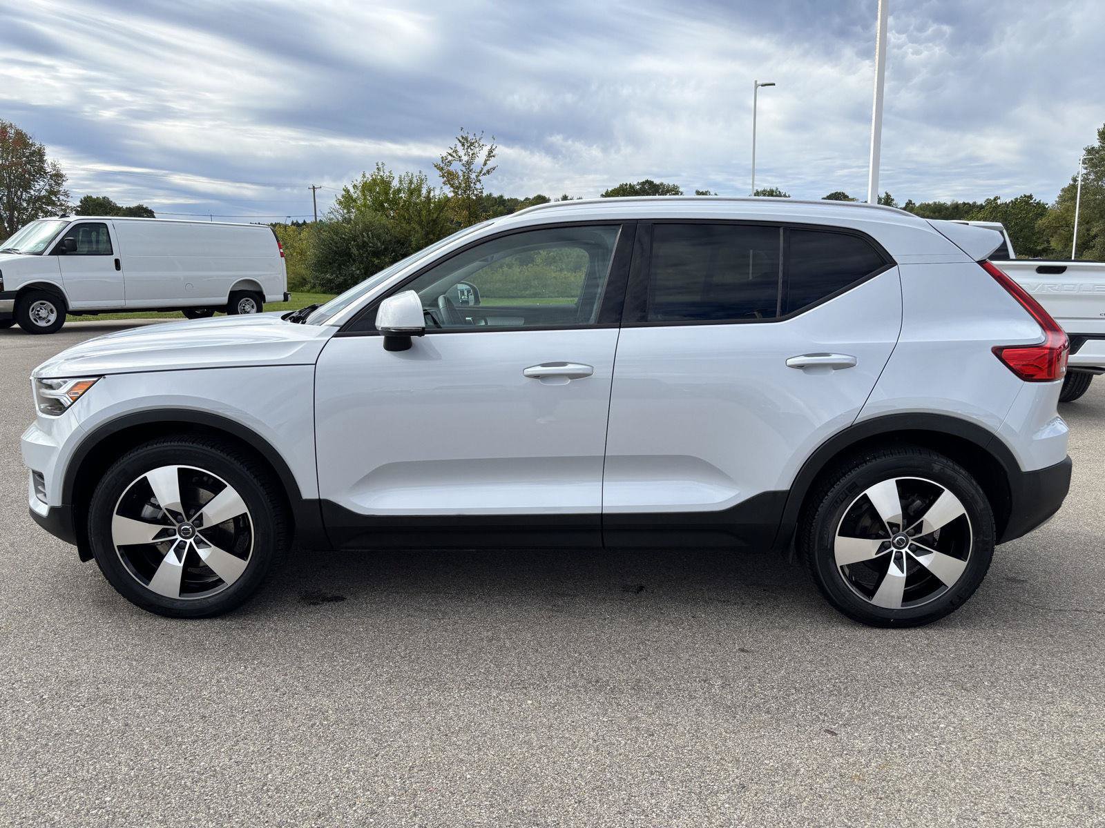 Used 2020 Volvo XC40 T5 Momentum w/ Protection Package Premier AWD/4WD image 2