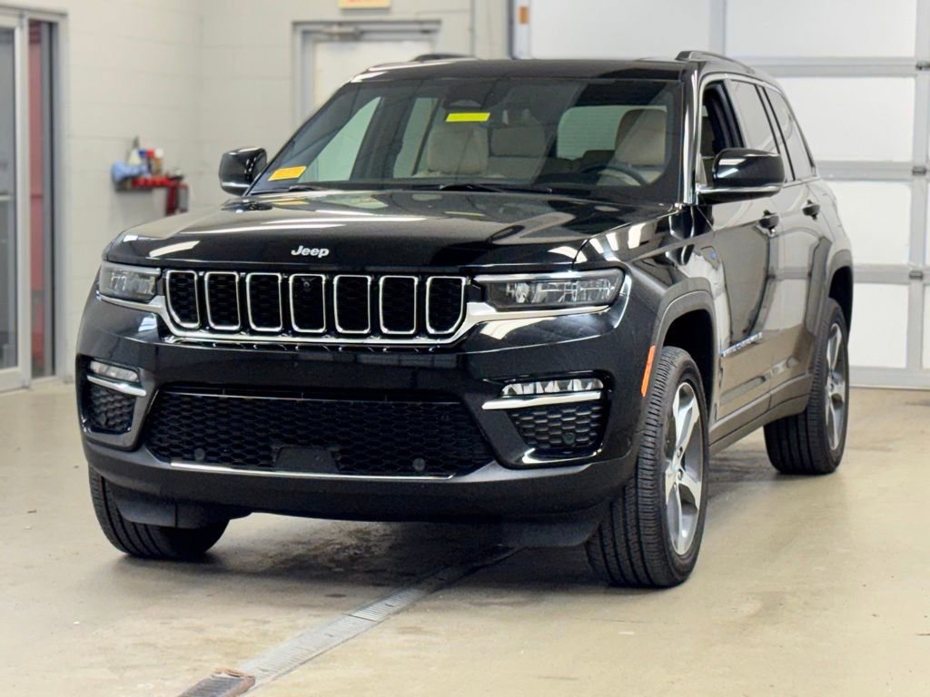 Used 2025 Jeep Grand Cherokee Limited 4xe w/ Luxury Tech Group II image 3