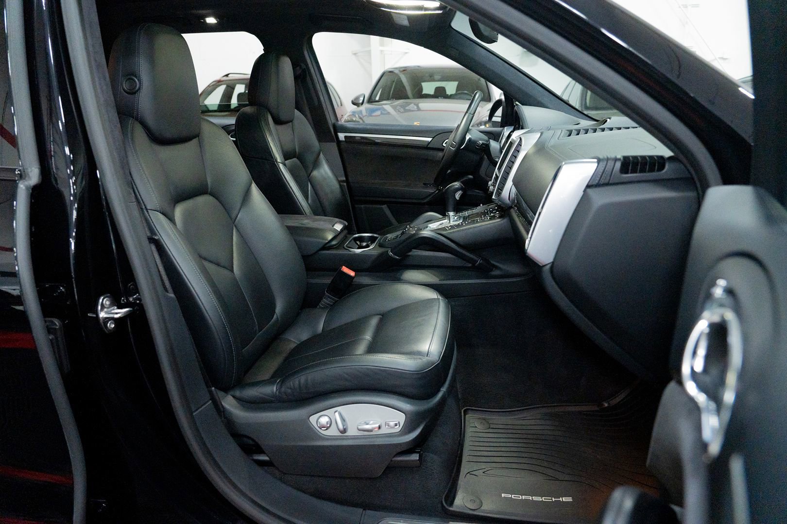 Used 2014 Porsche Cayenne GTS AWD/4WD image 28
