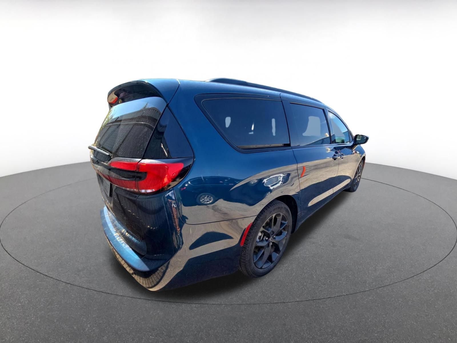 Used 2025 Chrysler Pacifica Limited FWD image 4