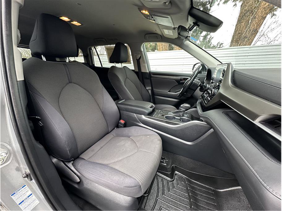 Used 2020 Toyota Highlander LE AWD/4WD image 4