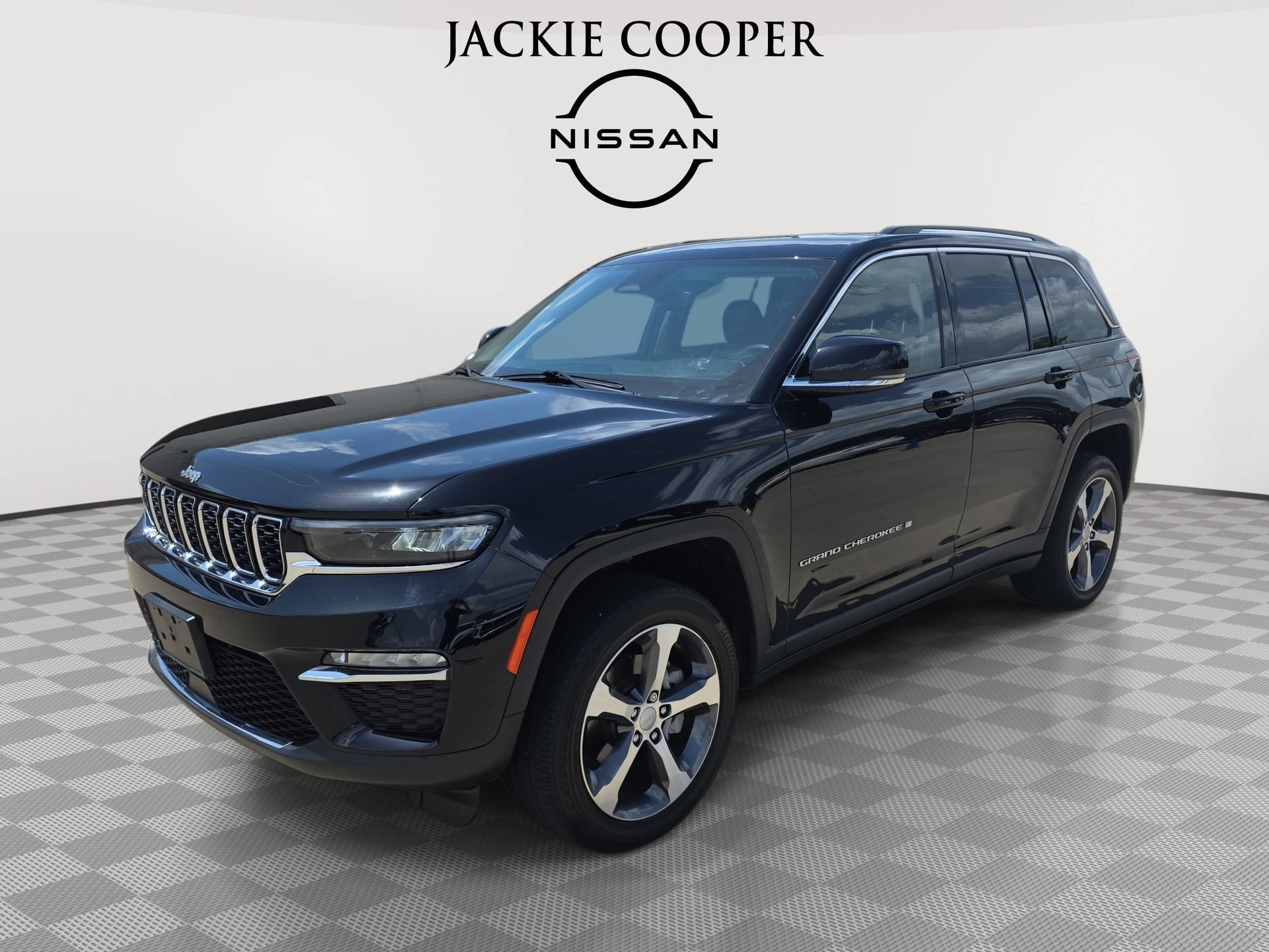 Used 2023 Jeep Grand Cherokee Limited w/ Trailer Tow Prep Group (B) AWD/4WD image 1
