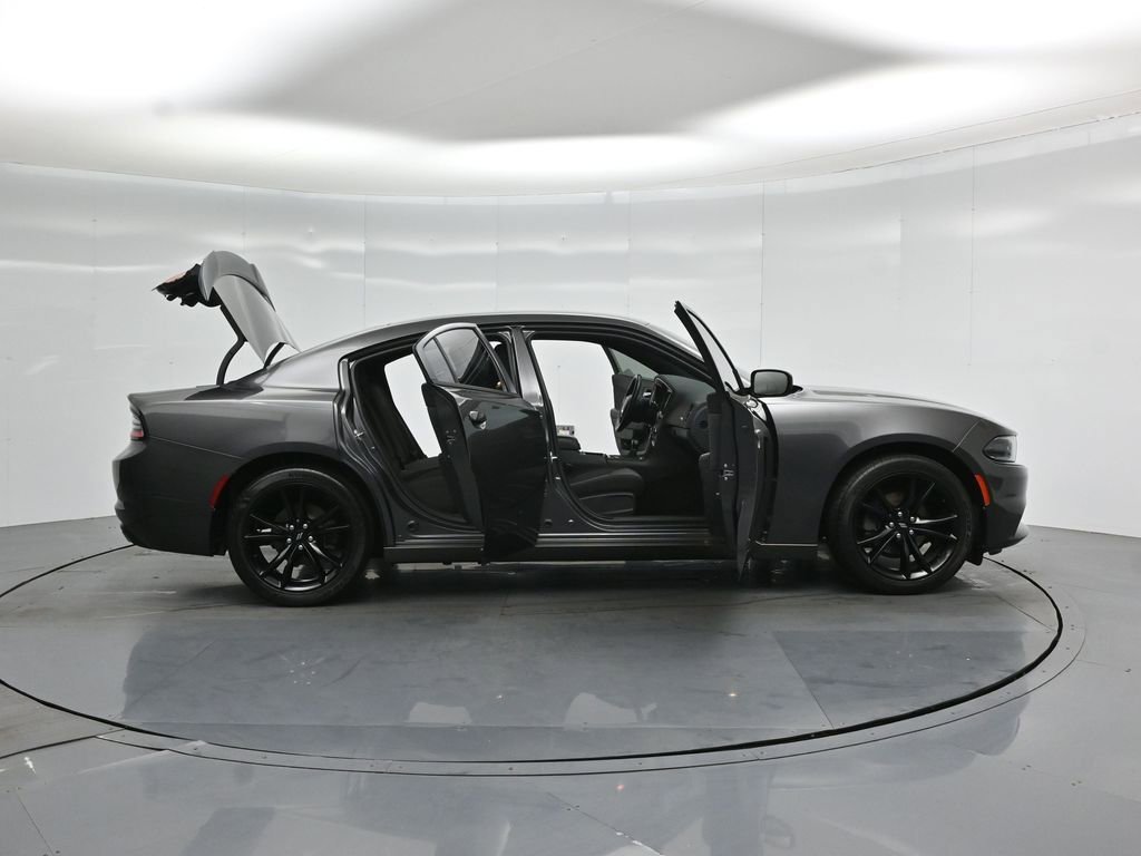 Used 2017 Dodge Charger SE w/ Blacktop Package RWD image 5