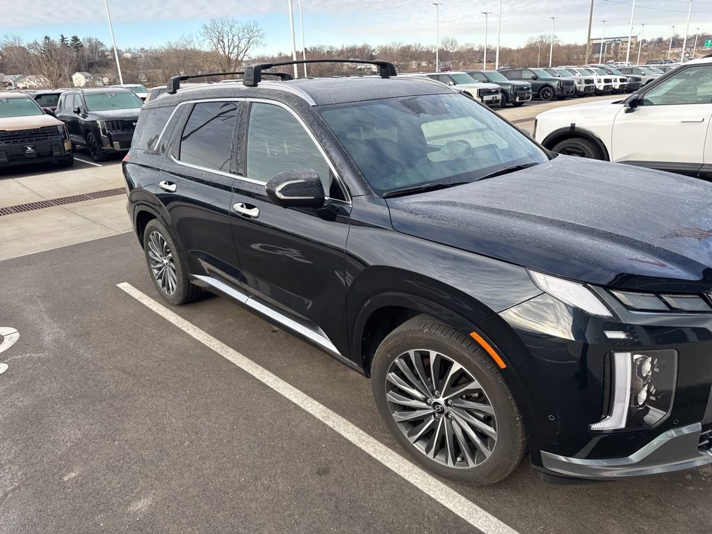 Used 2023 Hyundai Palisade Calligraphy image 2