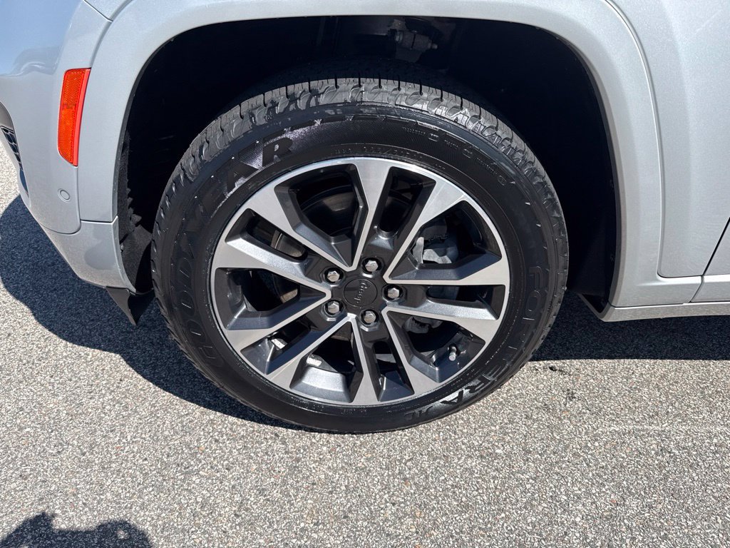 Certified 2021 Jeep Grand Cherokee L Overland w/ Luxury Tech Group IV AWD/4WD image 9