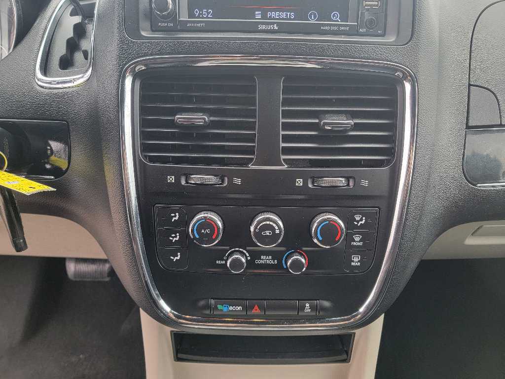 Used 2018 Dodge Grand Caravan SXT image 19