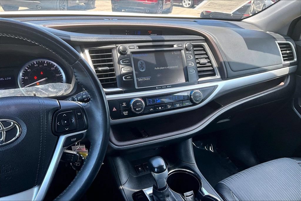 Used 2016 Toyota Highlander Plus w/ Preferred Accessory Package FWD image 6