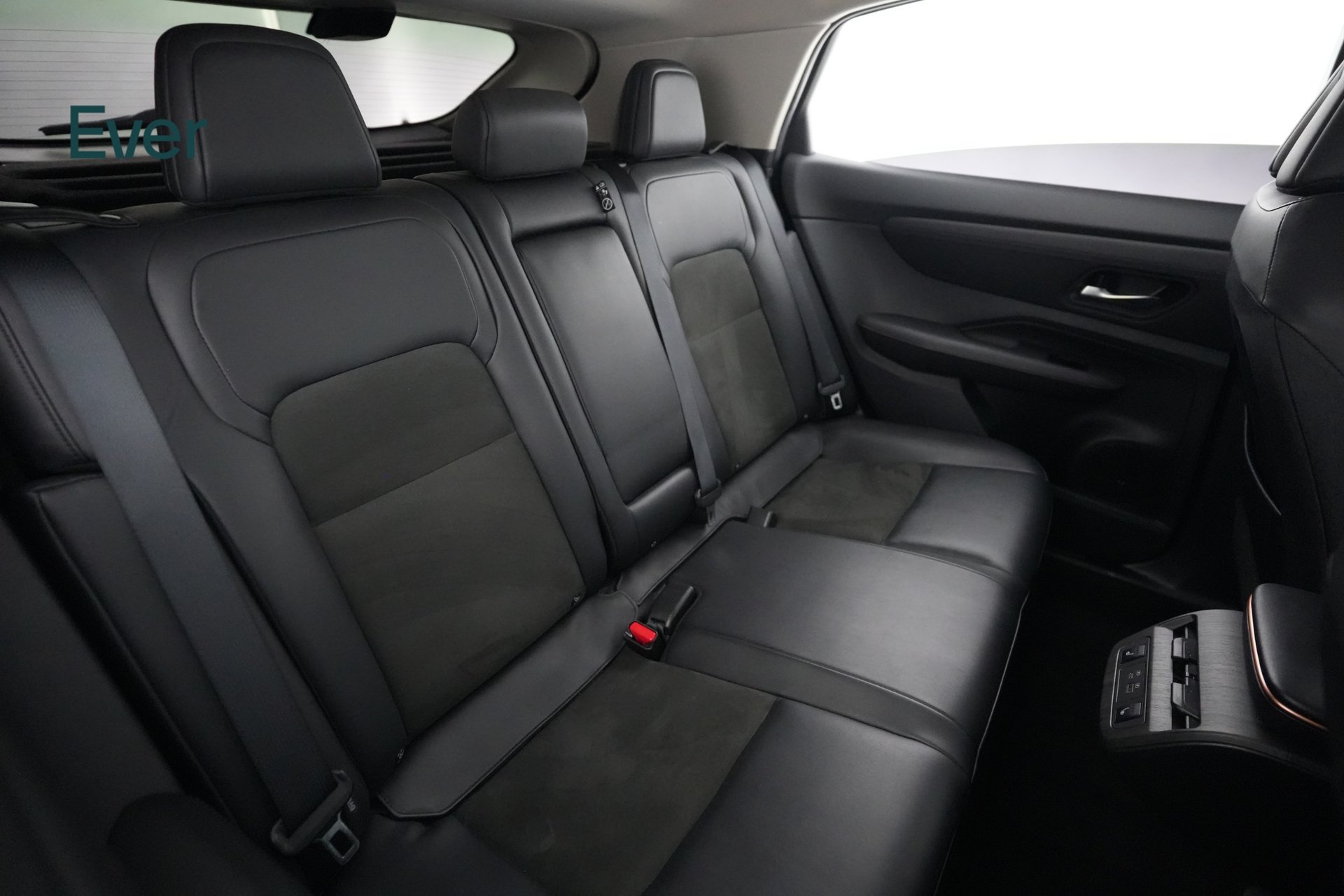 Used 2024 Nissan Ariya AWD image 5