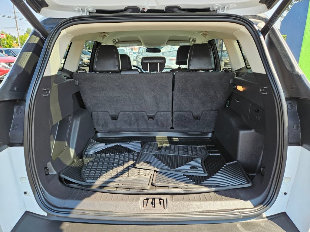 Used 2017 Ford Escape SE w/ SE Leather Comfort Package FWD image 11