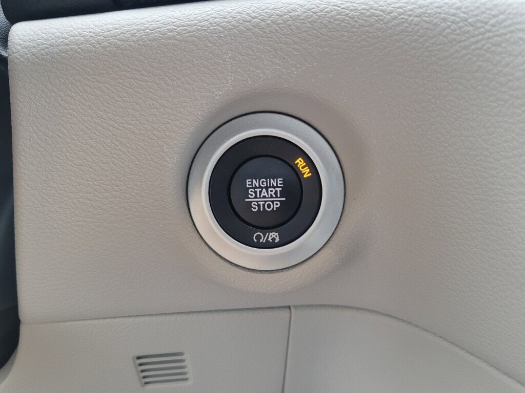 Used 2024 Chrysler Pacifica Touring-L image 22