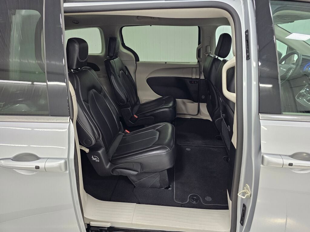 Used 2023 Chrysler Pacifica Touring-L FWD image 19