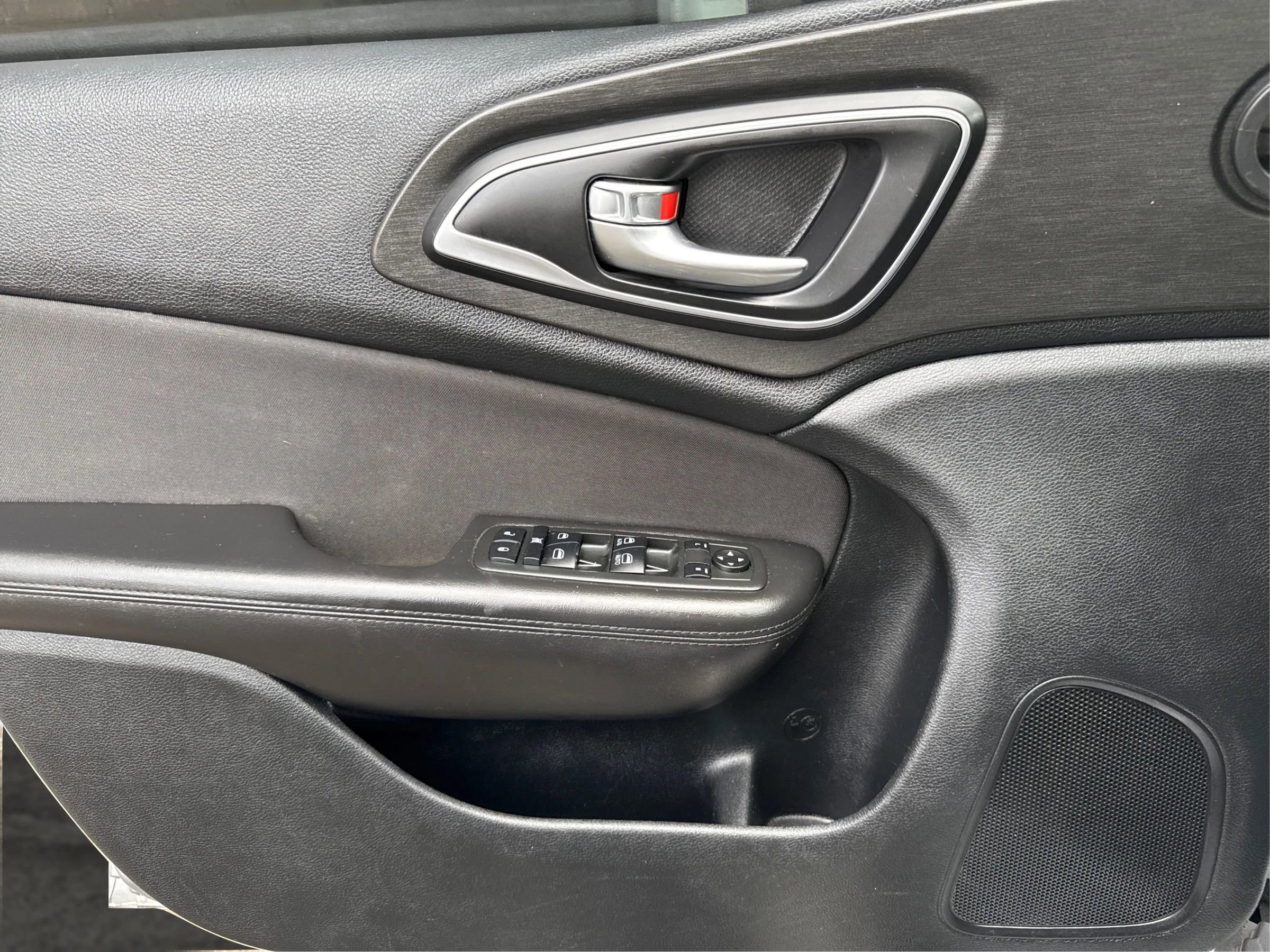 Used 2015 Chrysler 200 Limited w/ Comfort Group image 16