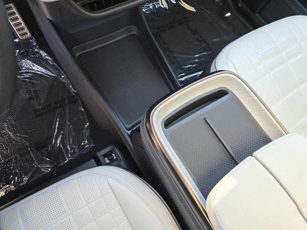 Used 2025 Rivian R1S Premium AWD/4WD image 32