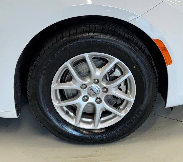 Used 2024 Chrysler Pacifica Touring-L FWD image 23