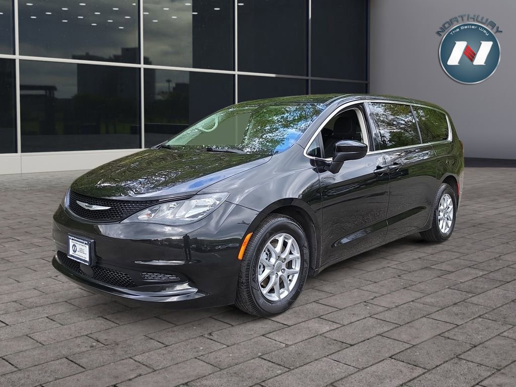 Used 2022 Chrysler Voyager LX FWD image 1