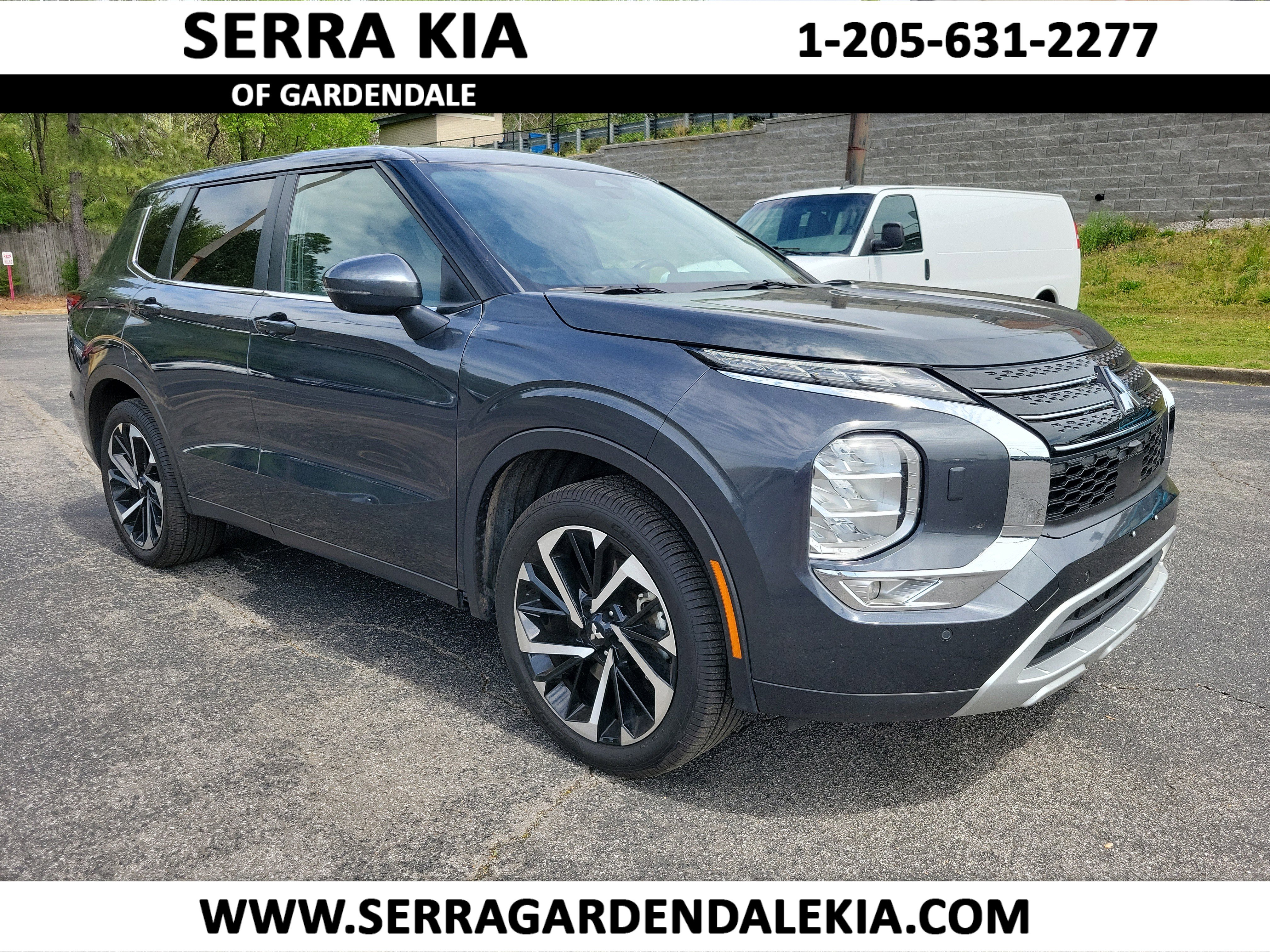 Used 2024 Mitsubishi Outlander SE image 1