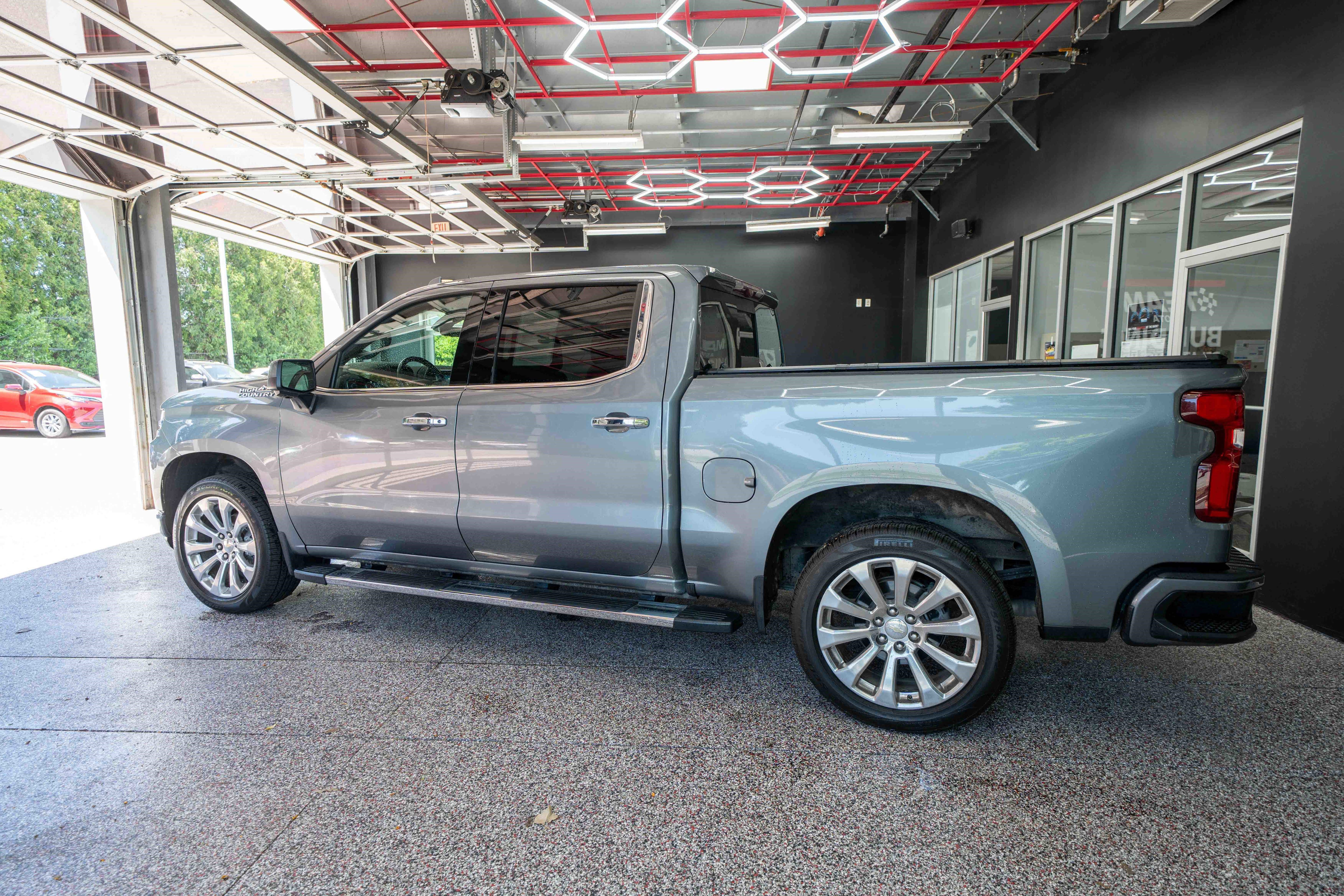 Used 2021 Chevrolet Silverado 1500 High Country w/ Technology Package AWD/4WD image 2