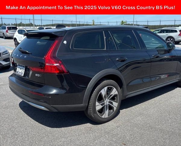 Used 2025 Volvo V60 B5 Cross Country Plus image 2