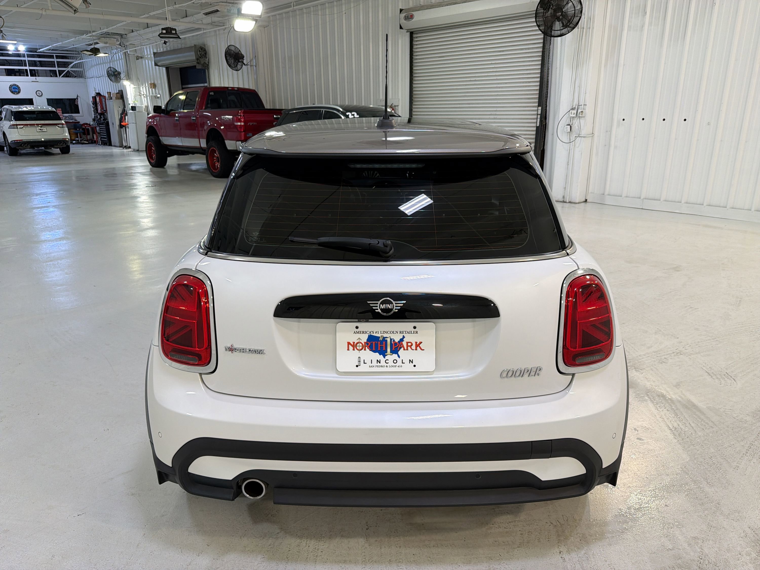 Used 2024 MINI Cooper 2-Door Hardtop w/ Signature Upholstery Package FWD image 27