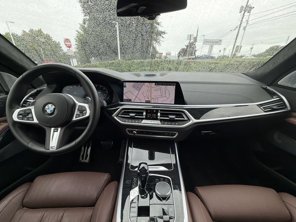 Used 2021 BMW X7 M50i w/ Dynamic Handling Package AWD/4WD image 18