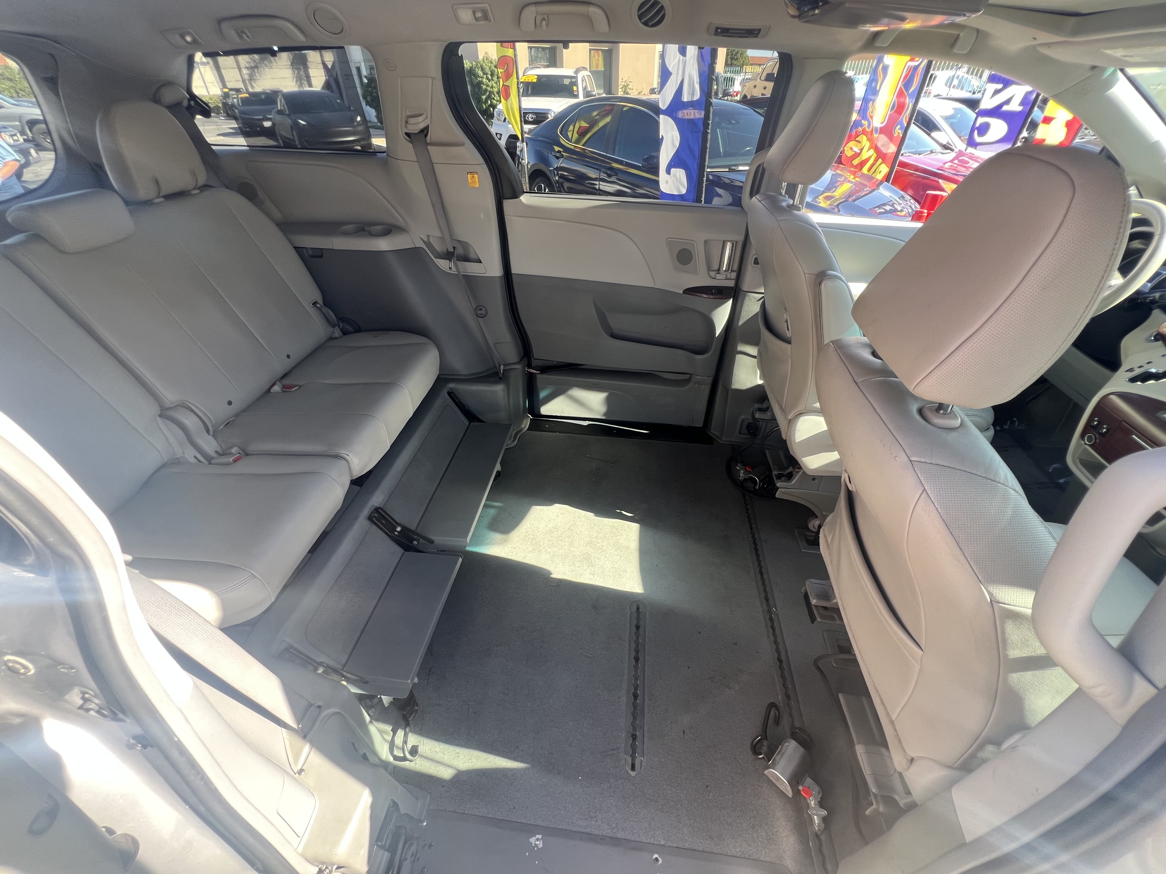 Used 2011 Toyota Sienna XLE FWD image 5