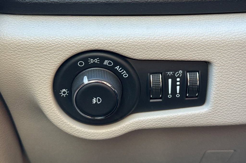 Used 2024 Chrysler Pacifica Touring-L image 39