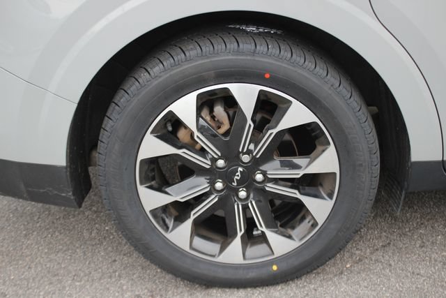Used 2024 Kia Carnival EX FWD image 37