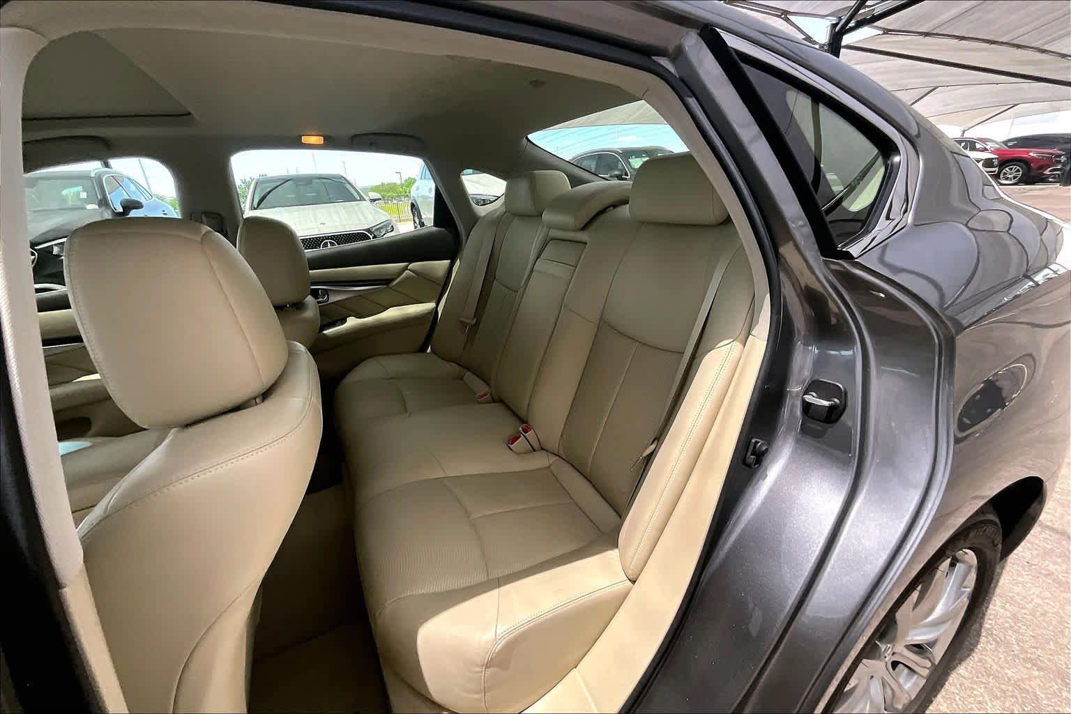 Used 2015 INFINITI Q70 3.7 RWD image 21