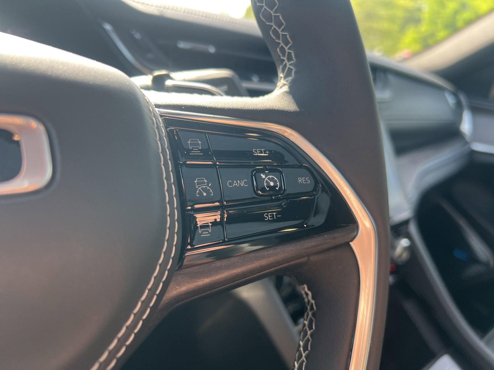 Used 2022 Jeep Grand Cherokee Overland w/ MOPAR Finishing Package image 28