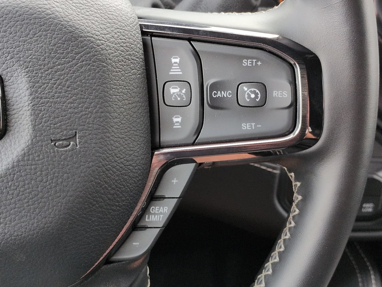 Used 2025 RAM 2500 Limited AWD/4WD image 27