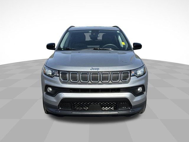 Used 2022 Jeep Compass Latitude image 2