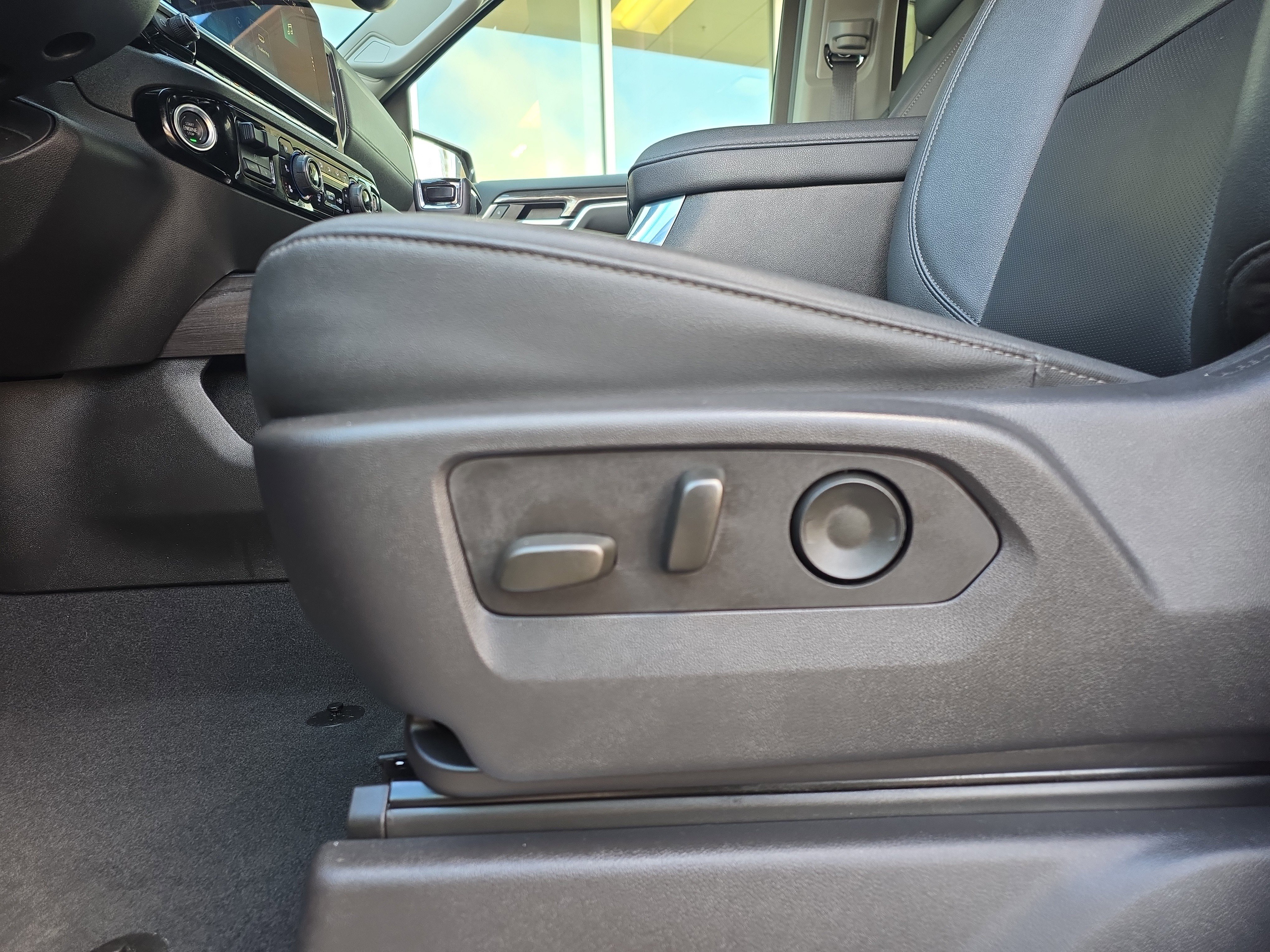 Used 2025 Chevrolet Silverado 1500 LTZ image 18