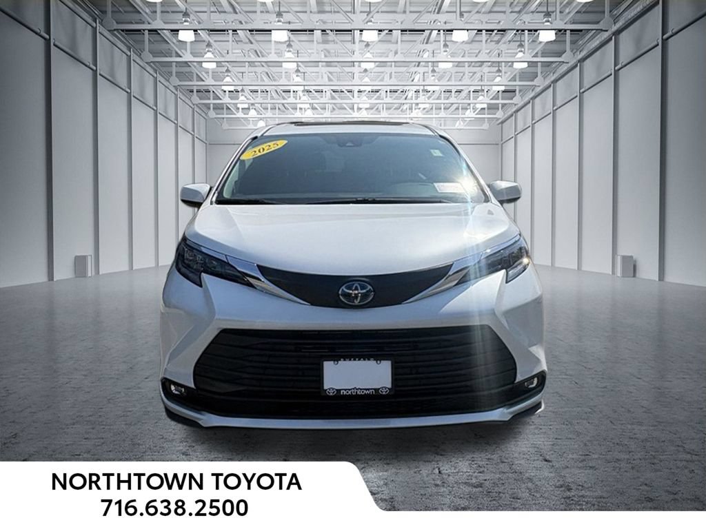 Used 2025 Toyota Sienna XLE w/ XLE Plus Package FWD image 3