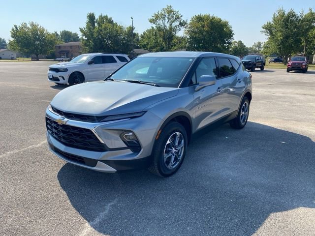 Used 2025 Chevrolet Blazer LT FWD image 2