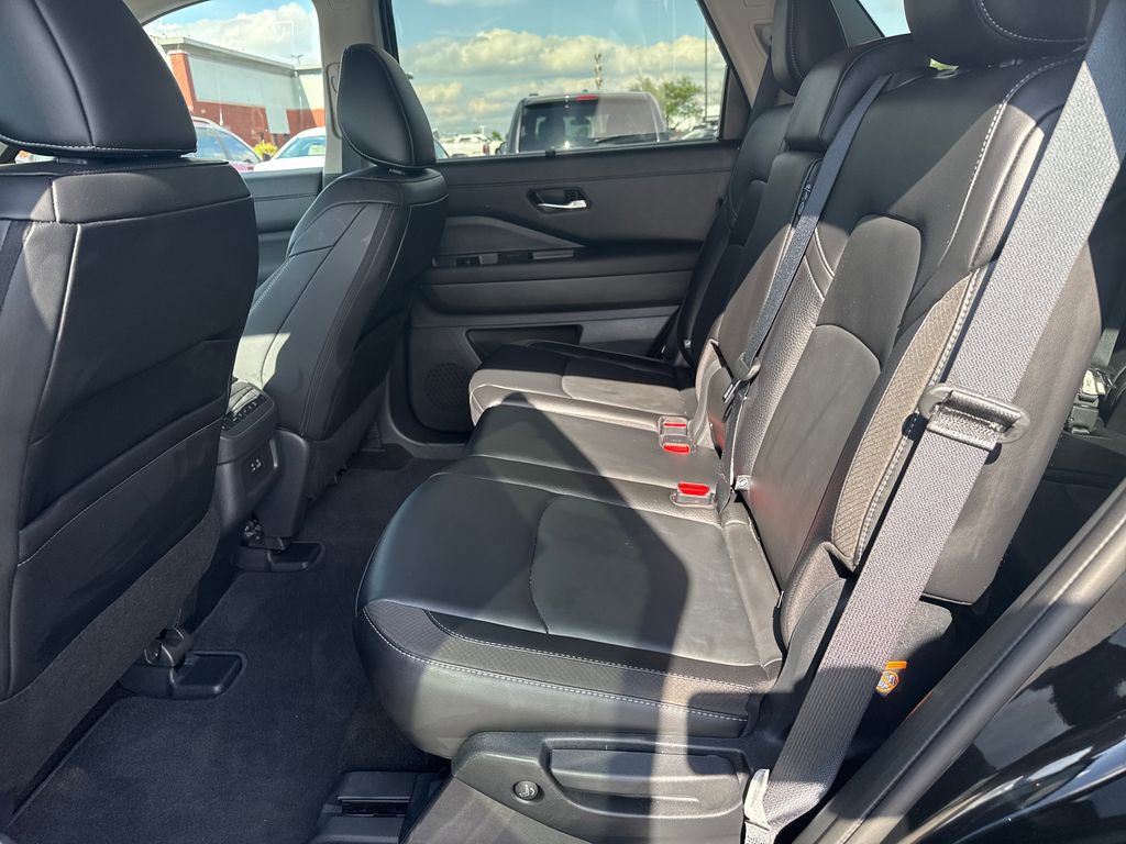 Used 2024 Nissan Pathfinder SL FWD image 29