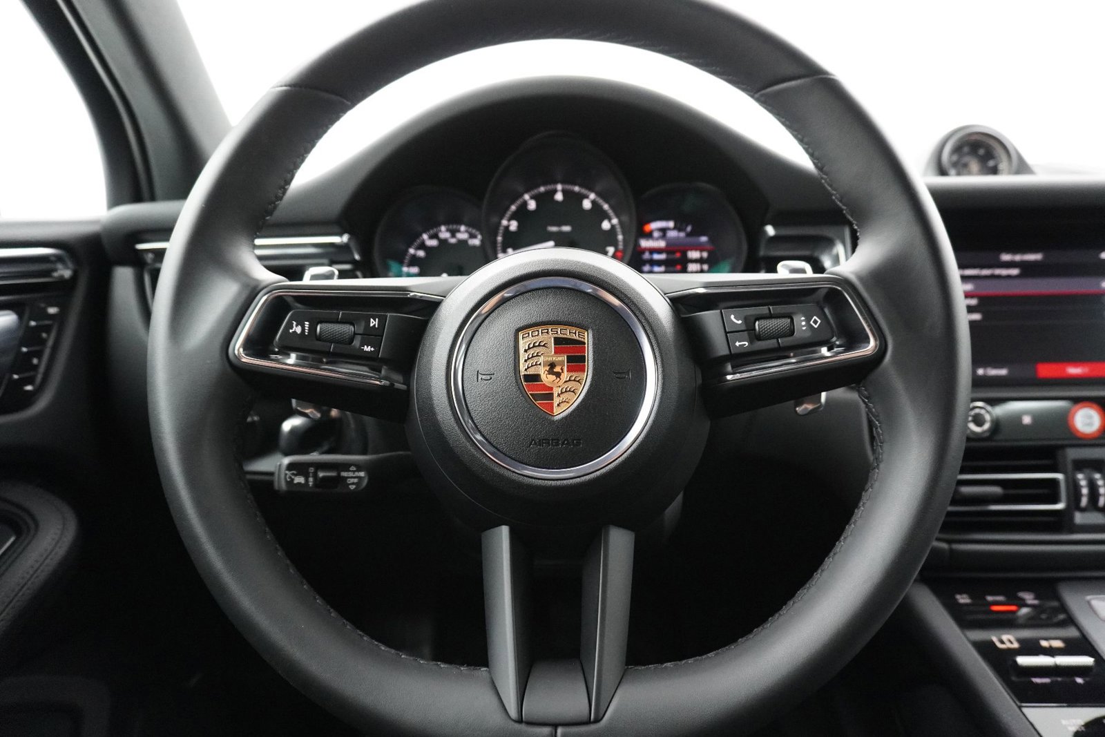 Certified 2025 Porsche Macan AWD/4WD image 20