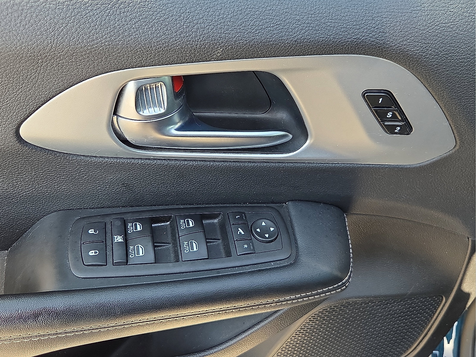 Used 2025 Chrysler Pacifica Limited FWD image 14