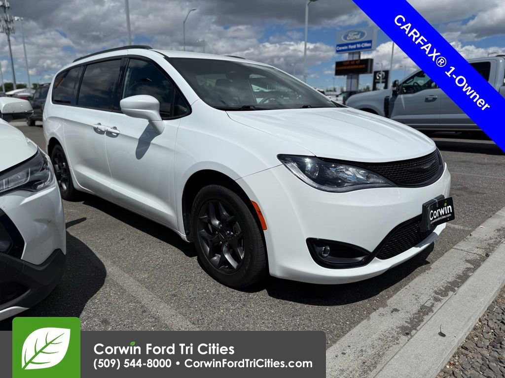 Used 2018 Chrysler Pacifica Touring-L FWD image 1